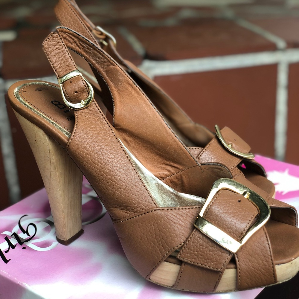 Leather tan peeptoe slingbacks with gold buckles (S2)